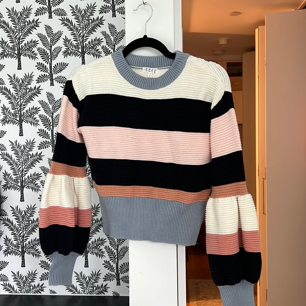 Colorful sweater w/ puffed sleeves